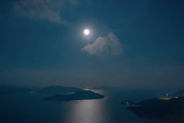 11 Kasım 2019 'da Silverstrand Sahili Hong Kong' da ay doğdu.