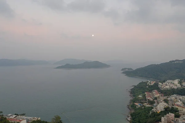 11 Nov 2019 luna sobre la playa de Silverstrand hong kong —  Fotos de Stock