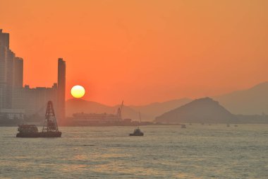 Sülfür kanalında, Hong Kong şehrinde güzel renkli bir gün batımı. 