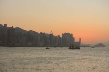 Sülfür kanalında, Hong Kong şehrinde güzel renkli bir gün batımı. 