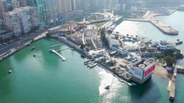 İskeleleri, demirlemiş tekneleri, yol trafiği ve şehir mimarisi olan güneşli Causeway Körfezi 'nin havadan görünüşü, North Point, Hong Kong