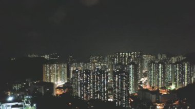 Gece aydınlanan Silverstrand Beach binalarının hava görüntüleri