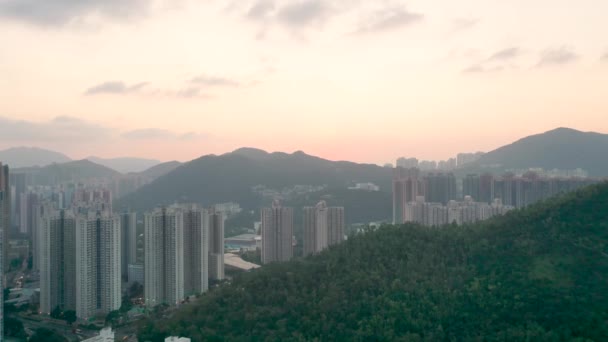 香港城市建筑物及丘陵地带的阴天 — 图库视频影像