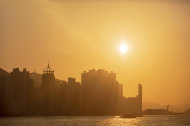 Sülfür kanalında, Hong Kong şehrinde güzel renkli bir gün batımı. 