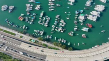Limanda demirlemiş balıkçı teknelerinin ve yollarda giden arabaların hava görüntüleri, Hong Kong