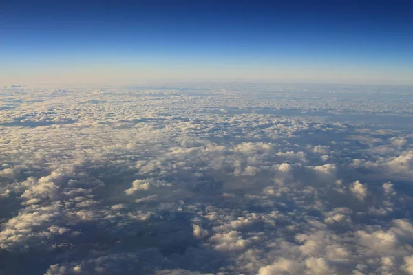 Den blå himlen och molnet från air se — Stockfoto