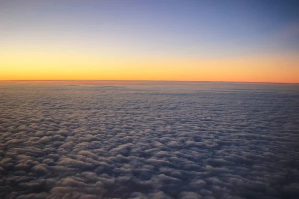 Pohled na západ slunce z okna letadla — Stock fotografie