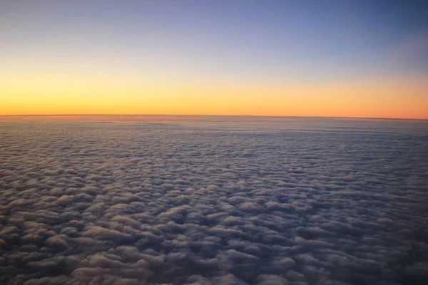 飛行機の窓からの太陽の沈む眺め — ストック写真