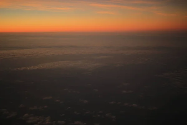 Сонце виходило з вікна літака. — стокове фото