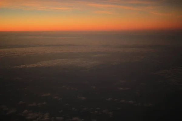 De Zon onderaan Uitzicht vanuit het Vliegtuigvenster — Stockfoto