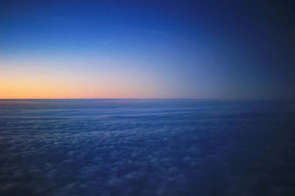 飛行機の窓からの太陽の沈む眺め — ストック写真