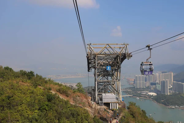 23 Nov 2019 Téléphérique Ngong Ping 360 au-dessus de l'île de Lantau à Hong — Photo