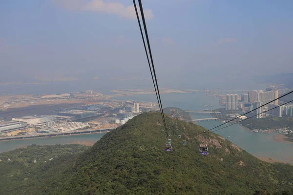 23 Nov 2019 Ngong Ping teleférico con Chek Lap Kok aeropuerto en ba — Foto de Stock