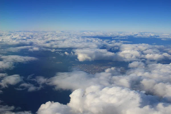 Białe chmury na niebie z lotu ptaka — Zdjęcie stockowe