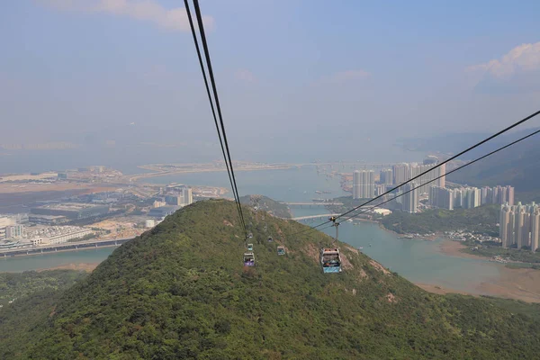 23 Nov 2019 Ngong Ping Cable car with Chek Lap Kok airport in ba — 스톡 사진
