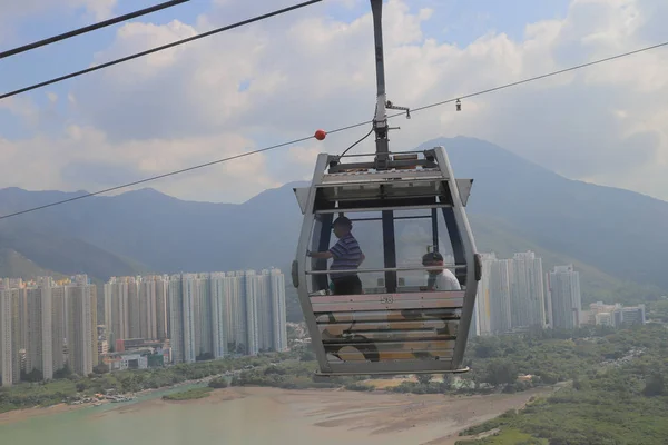 23 Nov 2019 Ngong Ping teleférico con Chek Lap Kok aeropuerto en ba — Foto de Stock