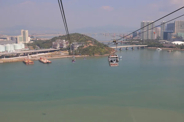 23 nov 2019 Ngong Ping kabelbaan met Chek Lap Kok luchthaven in ba — Stockfoto