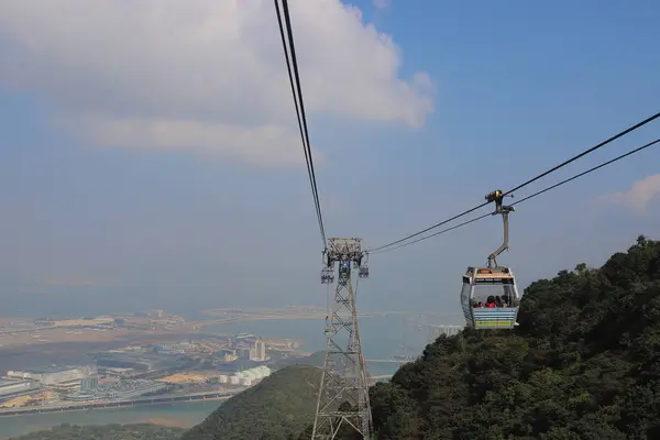 23 Nov 2019 Ngong Ping Cable car with Chek Lap Kok airport in ba — 스톡 사진