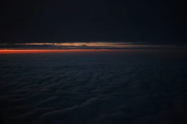 Solen nedgång vy från flygplansfönstret — Stockfoto