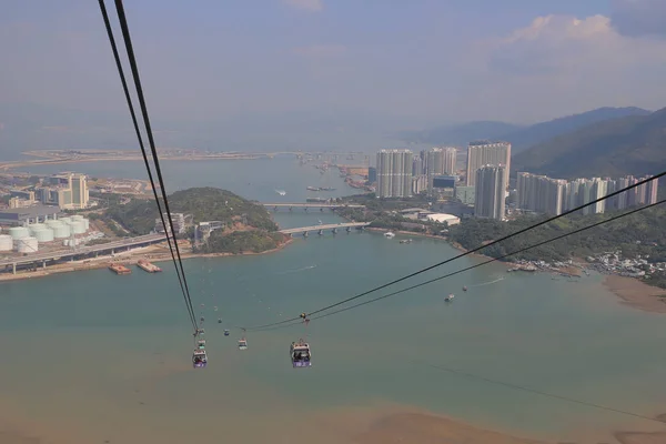 23 Nov 2019 Ngong Ping teleférico con Chek Lap Kok aeropuerto en ba — Foto de Stock