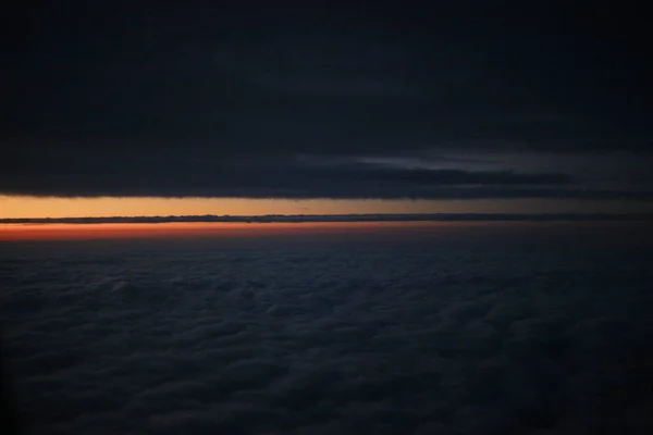 La Vista del Atardecer desde la Ventana del Avión —  Fotos de Stock