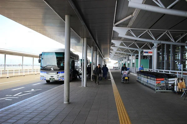 A parada de ônibus de turismo no aeroporto kix — Fotografia de Stock