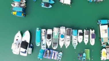 Limanda demirlemiş balıkçı teknelerinin hava görüntüleri, Hong Kong
