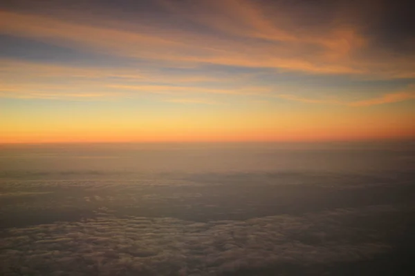 Soarele apune de la fereastra avionului — Fotografie, imagine de stoc