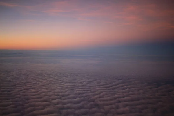 飛行機の窓からの太陽の沈む眺め — ストック写真