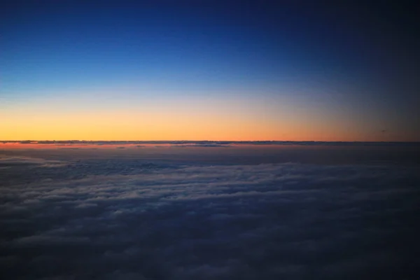 Le coucher du soleil Vue depuis la fenêtre de l'avion — Photo