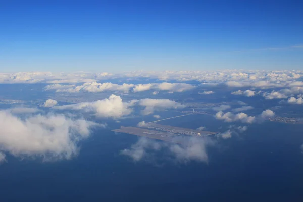 Flugzeug auf einem Kansai-Flughafen in Japan — Stockfoto