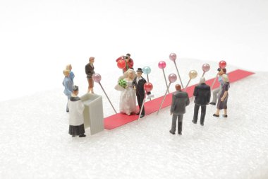 Dünyanın küçük bir eğlencesi, plastikten yapılmış bir çift.