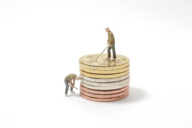 Altın Bitcoin ve küçük figür işçisi.