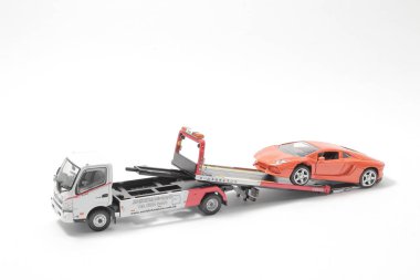 Bir mini işçi motor tamircisi çalışıyor.