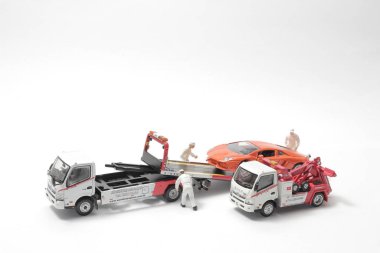 Bir mini işçi motor tamircisi çalışıyor.