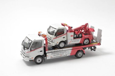 Bir mini işçi motor tamircisi çalışıyor.