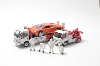 Bir mini işçi motor tamircisi çalışıyor.