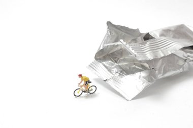 Foil Paket Çantasından mini bisiklet sürüşü