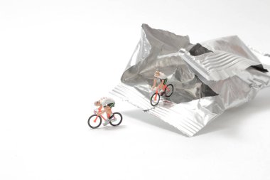 Foil Paket Çantasından mini bisiklet sürüşü