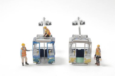 Bölgedeki kablo arabalı işçi figürü.