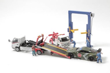 Bir mini işçi motor tamircisi çalışıyor.