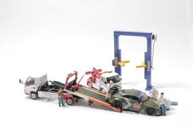 Bir mini işçi motor tamircisi çalışıyor.