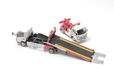 Bir mini işçi motor tamircisi çalışıyor.