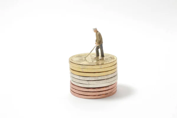 El Bitcoin de oro y pequeño trabajador figura . —  Fotos de Stock
