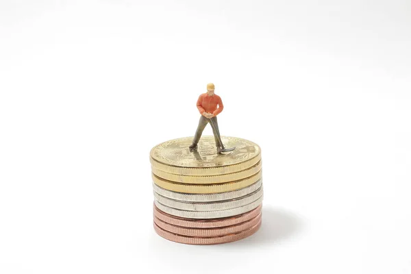De Golden Bitcoin en Small figure werknemer. — Stockfoto