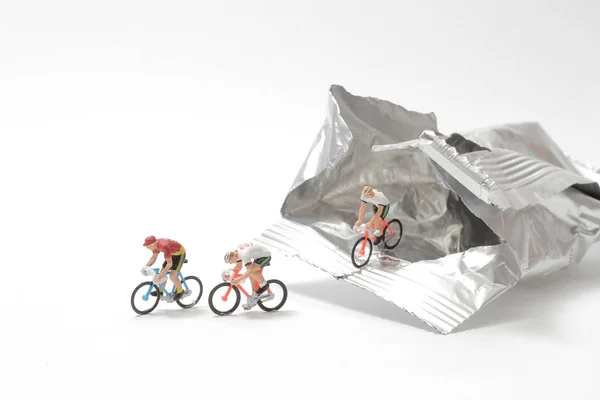 Mini bicicleta figura paseo de la bolsa de paquete de papel de aluminio — Foto de Stock