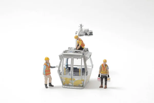 Die Arbeiter-Figur mit Seilbahn auf der Baustelle — Stockfoto