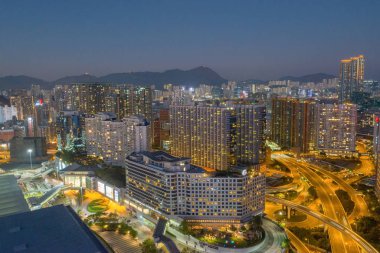 30 Kasım 2019 Geceleyin Hong Kong trafiğinin en üst görüntüsü