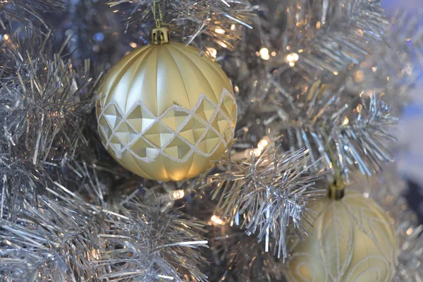 Decoração de Natal. Decorações de férias Árvore isolada — Fotografia de Stock