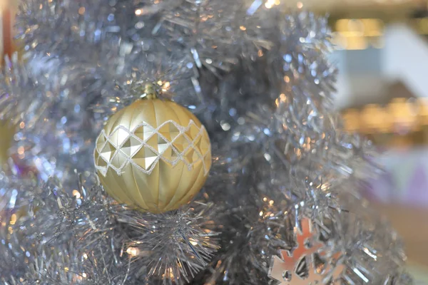 Η Χριστουγεννιάτικη διακόσμηση. Διακόσμηση διακοπών Απομονωμένο δέντρο — Φωτογραφία Αρχείου